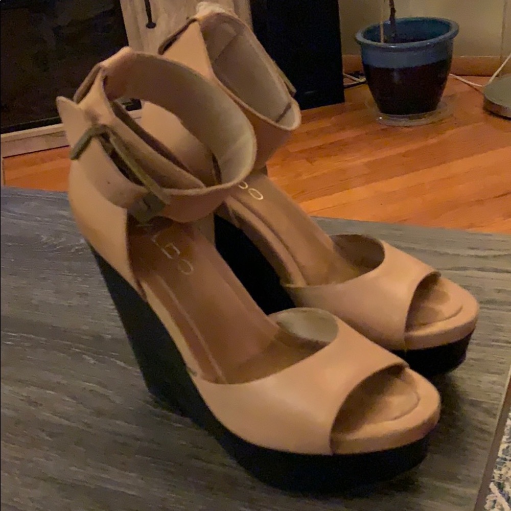 Also wedge shoes, size 7